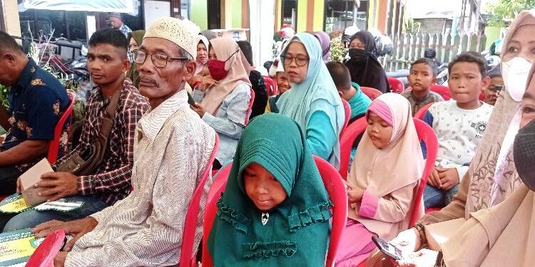 FOTO : DEVIANA MATAKALTENG - Sejumlah warga saat menyaksikan peresmian renovasi rumah bagi warga tidak mampu, Kamis 19 Januari 2023.
