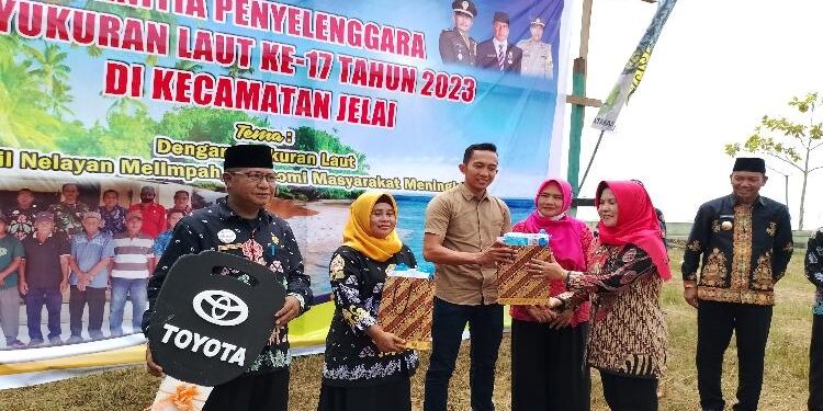 FOTO : AKH/MATAKALTENG - Pelaku UMKM di Sukamara saat mendapatkan bantuan kemasan produk olahan