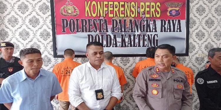 Wakapolresta Palangka Raya, AKBP Andiyatna (kanan), pada saat menggelar press release beberapa waktu lalu.