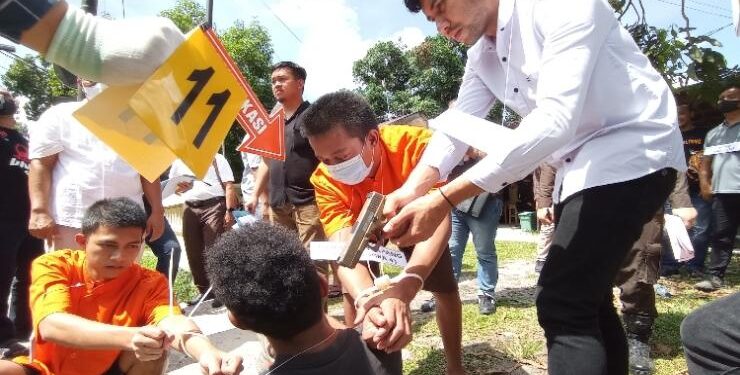 FOTO : RAZIB/MATAKALTENG - Para tersangka pada saat melakukan adegan penembakan pada rekonstruksi, Kamis 19 Januari 2023.