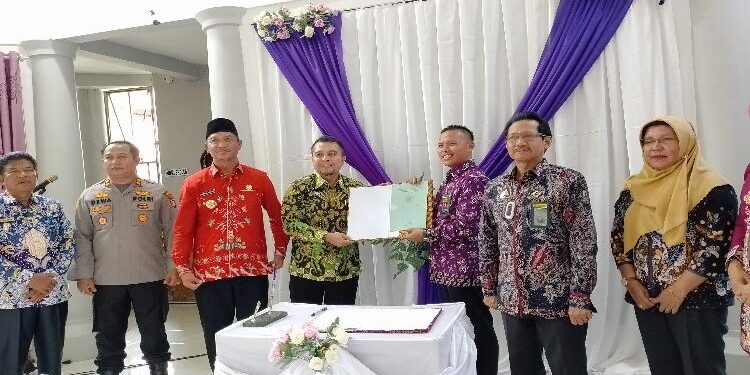 FOTO : AKH/MATAKALTENG - Bupati Saksikan Penyerahan Aset PN Pangkalan Bun Kepada PA Sukamara