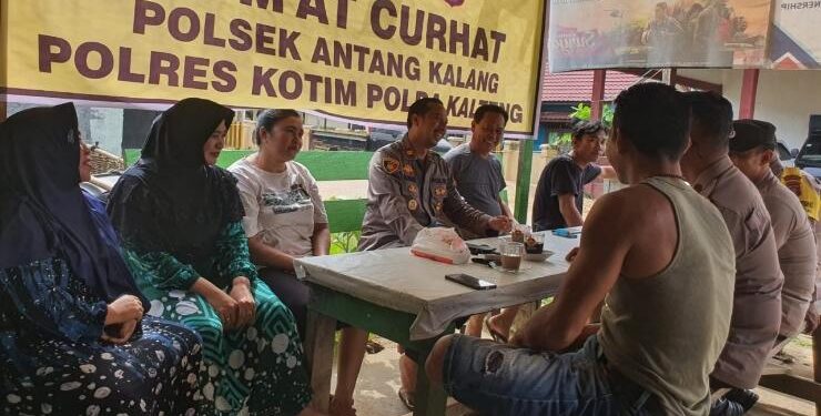 FOTO : POLSEK ANTANG KALANG - Jumat Curhat yang dilakukan Polsek Antang Kalang bersama para pedagang Desa Tumbang Kalang, Jumat 20 Januari 2023.