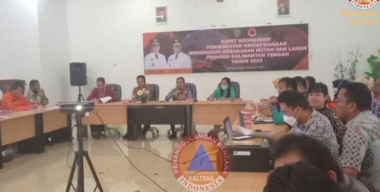 FOTO : IST MMC/MATAKALTENG - Kepala Pelaksana BPBPK Provinsi Kalteng Falery Tuwan saat memimpin Rakor Karhutla.