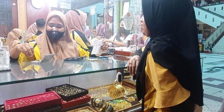 FOTO : DEVIANA/MATAKALTENG - Transaksi jual beli emas di pasa PPM Sampit, Sabtu 21 Januari 2023