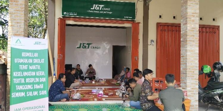 FOTO: AGUS/MATA KALTENG – Syukuran Kantor J&T Cargo (SMQ004A), Jalan Cilik Riwut KM 1.8 Kecamatan Baamang, Kota Sampit, Sabtu 21 Januari 2023.