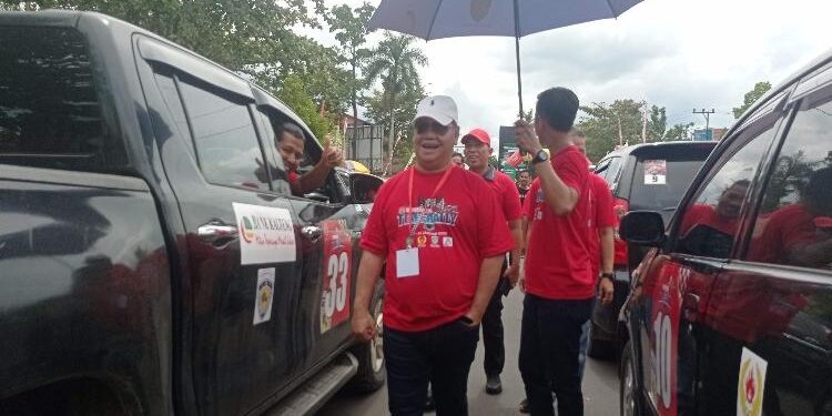 FOTO ; DEVIANA/MATAKALTENG - Bupati Kotim Halikinnor saat menyapa para peserta Time Rally, Minggu 22 Januari 2023