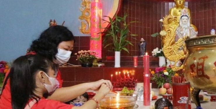FOTO : IST/MATAKALTENG - Suasana pelaksanaan Puja Bakti menjelang Tahun Baru Imlek 2574.