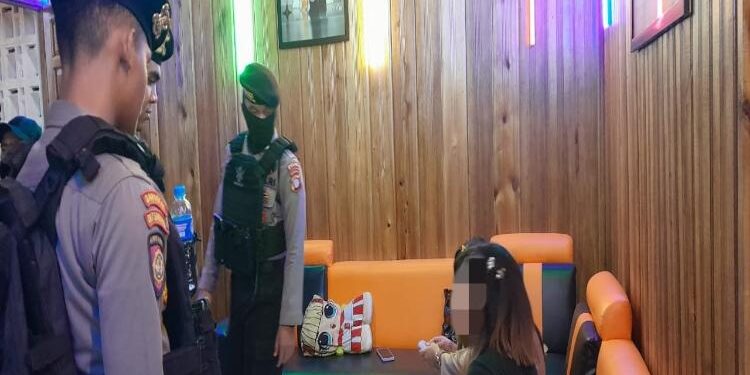 Tim PPRC Ditsamapta Polda Kalteng, pada saat membubarkan remaja di sebuah THM.