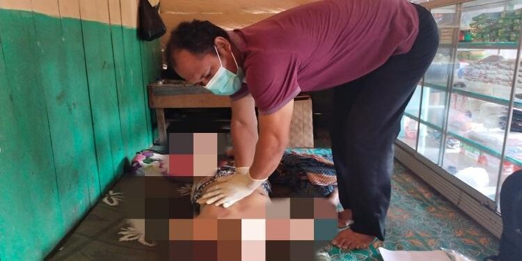 FOTO : POLISI/MATA KALTENG - Korban yang meninggal dunia saat diperiksa oleh tim medis.