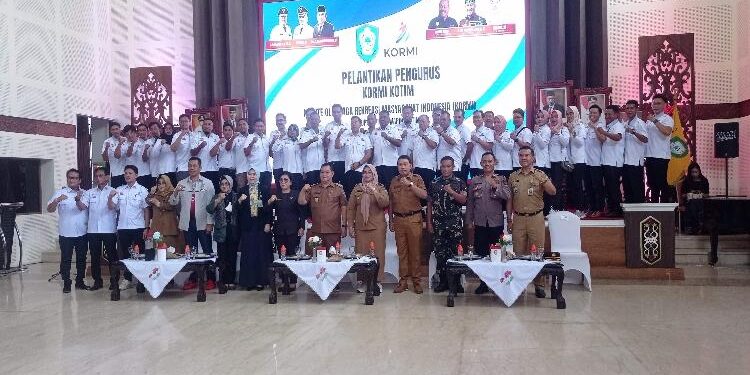 FOTO : DEVIANA/MATAKALTENG - Bupati Kotim Halikinnor bersama pejabat lainnya saat bersama pengurus dan anggota KORMI Kotim, Selasa 24 Januari 2023.