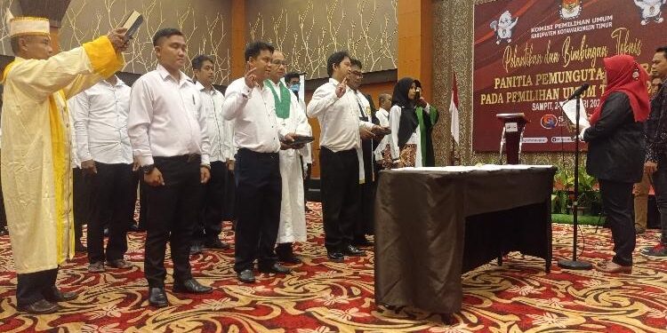 FOTO : DEVANA/MATAKALTENG - Pelantikan anggota PPS, Selasa 24 Januari 2023.