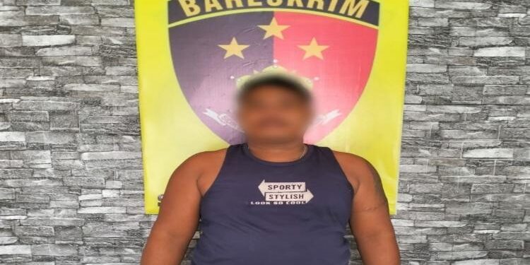 Terduga pelaku usai diamankan polisi. (IST)