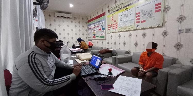 Terduga pelaku pada saat dilakukan pemeriksaan oleh penyidik Polsek Pahandut.