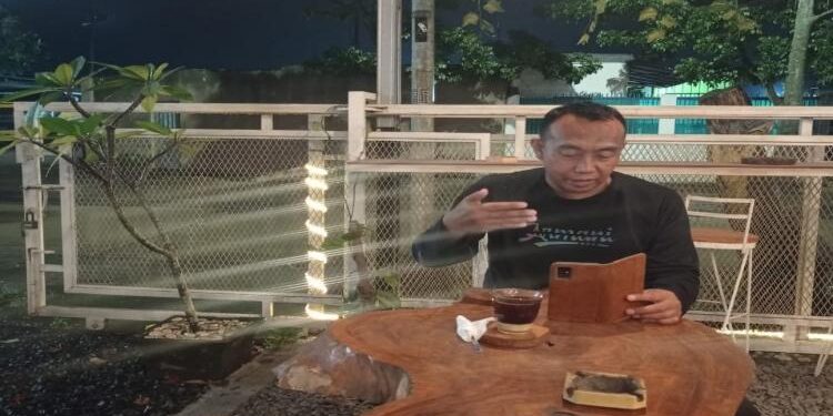 Ketua Tim Virtual Police, Bidhumas Polda Kalteng, Ipda H. Shamsudin, pada saat mendengar aduan dari korban secara video call.