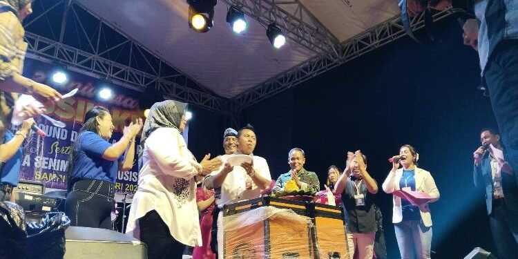 FOTO: AGUS/MATA KALTENG- Pemotongan tumpeng yang dilakukan oleh wakil Bupati dalam perayaan Hut ASSIK ke 2 Tahun. Rabu, 25 Januari 2023 malam.