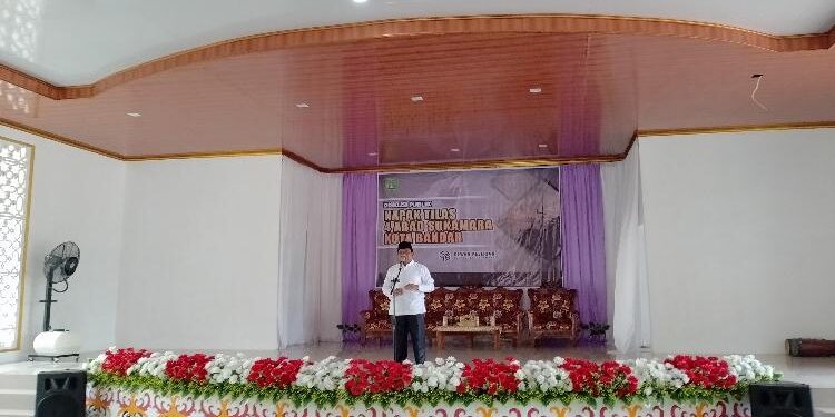 FOTO : AKH/MATAKALTENG - Wakil Bupati Sukamara Ahmadi saat diskusi publik 4 Abad Sukamara Kota Bandar.
