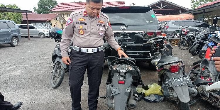 Kasat Lantas Polresta Palangka Raya, Kompol Feriza Winanda Lubis, pada saat menunjukkan sepeda motor korban.