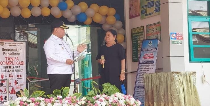 FOTO : RAFI/MATAKALTENG - Bupati Kotim Halikinnor menanyakan langsung keluhan pelayanan pemerintah kepada salah seorang ibu saat peresmian Puskesmas Tumbang Penyahuan, Kecamatan Bukit Sentuai, Rabu 25 Januari 2023.