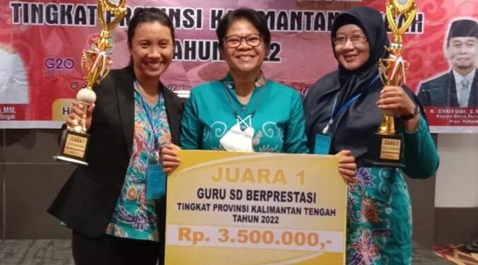 FOTO : DOKUMENTASI/MATA KALTENG - Plt Kadisdik Kotim Susiawati (tengah) bersama guru berprestasi di Kotim yang mendapatkan penghargaan.