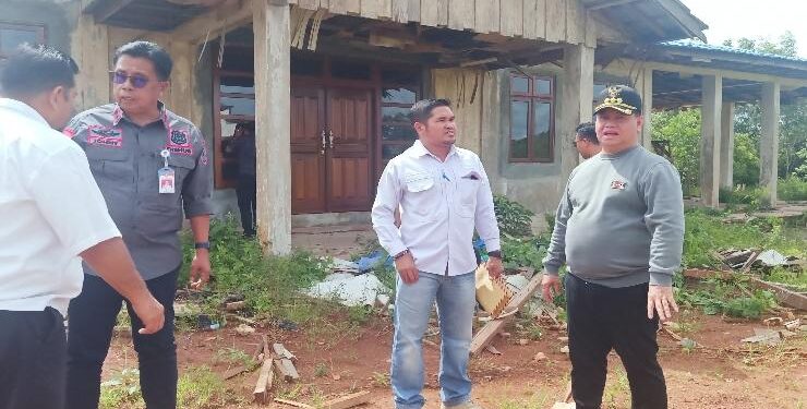 FOTO : RAFI/MATAKALTENG - Bupati Kotim Halikinnor saat meninjau Terminal Penumpang di Des Bajarau bersama Kadishub dan Kepala Desa setempat, Rabu 25 Januari 2023 lalu.