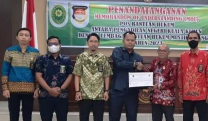 FOTO : SID/MATA KALTENG - Ketua PN Kuala Kurun Bukti Firmansyah dan Ketua LBH Mustika Bangsa Perwakilan Kabupaten Gumas Efrayen Punding menunjukkan MoU posbakum yang ditandatangani, Kamis, 26 Januari 2023.