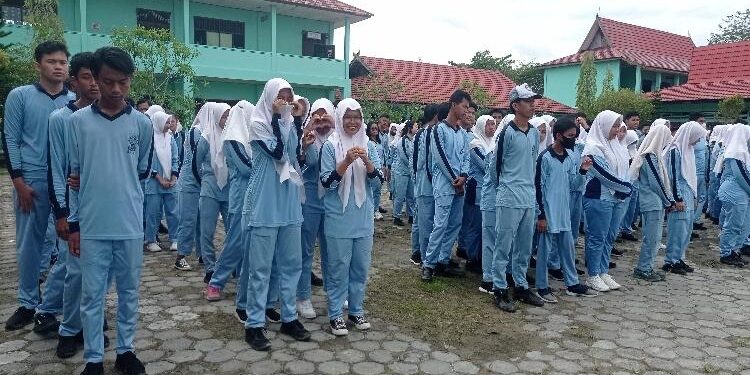 FOTO : DEVIANA/MATAKALTENG - Pelajar SMAN 3 Sampit saat mengikuti kegiatan penyerahan bantuan, Jumat 27 Januari 2023.