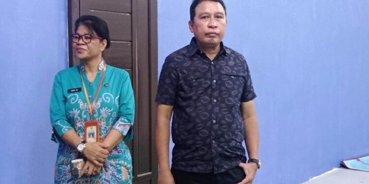 FOTO : DEVIANA/MATAKALTENG - Sekda Kotim Fajrurrahman saat bersama Plt Kadisdik Kotim Susiawati saat meninjau gedung badminton SMAN 3 Sampit.