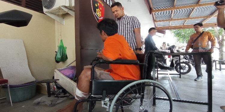 Kasat Reskrim Polresta Palangka Raya, Kompol Ronny M. Nababan, pada saat menginterogasi pelaku.