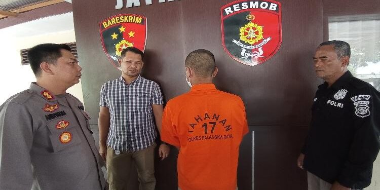 Wakapolresta Palangka Raya, AKBP Andiyatna (pojok kiri), pada saat menginterogasi pelaku.
