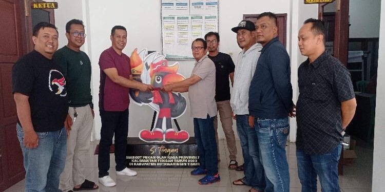 FOTO : DEVIANA/MATAKALTENG - H Ahyar Umar dan timsesnya saat menyerahkan berkas ke Tim Penjaringan dan Penyaringan Calon Ketua KONI, Sabtu 27 Januari 2023.