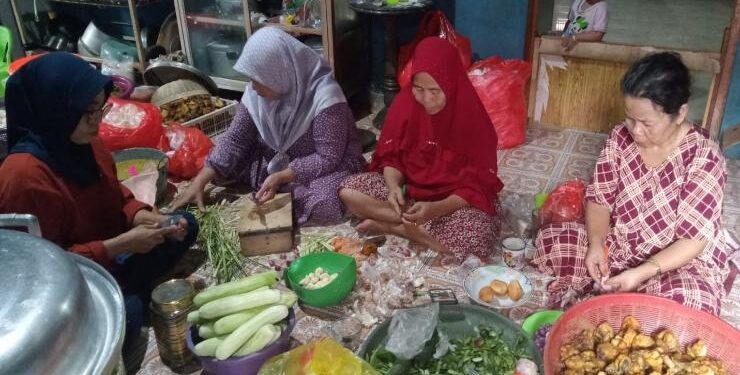 FOTO : IST/MATAKALTENG - Ibu-ibu dari Kelompok PIM sedang memasak menyiapkan konsumsi Haul Guru Sekumpul, Sabtu 28 Januari 2023.