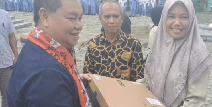 FOTO : IST/MATA KALTENG - Penyerahan bantuan pendidikan berupa laptop oleh Bupati Kotim Halikinnor di SMAN 3 Sampit belum lama ini.