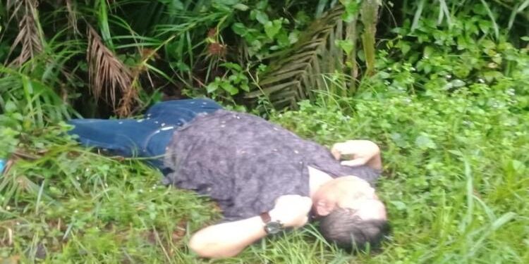 FOTO : IST/MATAKALTENG - Tubuh Camat Telawang Siagano tergeletak di pinggir jalan samping parit, Sabtu 29 Januari 2023.