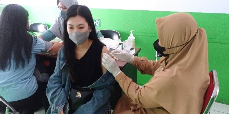 FOTO : DEVIANA/MATAKALTENG - Salah satu warga saat melakukan vaksinasi booster dua di Puskesmas Baamang II, Selasa 31 Januari 2023.