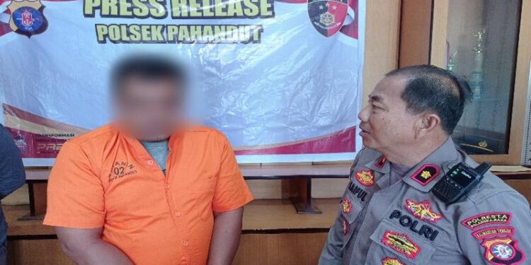 Kapolsek Pahandut, Kompol Saiful Anwar, pada saat menginterogasi pelaku di Press Release, Selasa 31 Januari 2023.