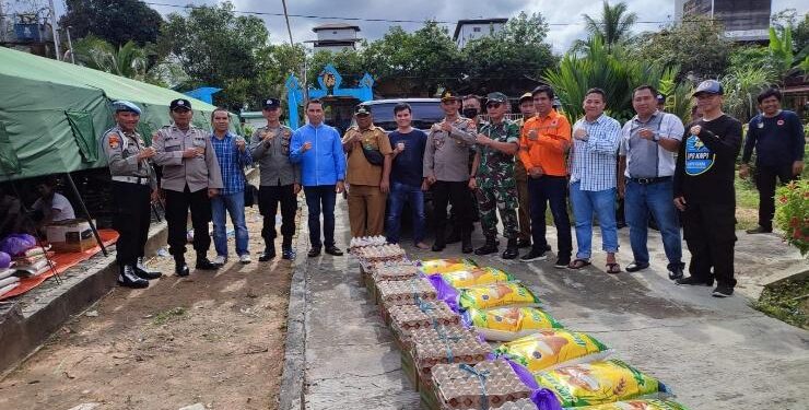 FOTO : IST DPRD/MATAKALTENG - Wakil Ketua II DPRD Kalteng Jimmy Carter saat memberikan bantuan kepada masyarakat yang terkena musibah kebakaran.
