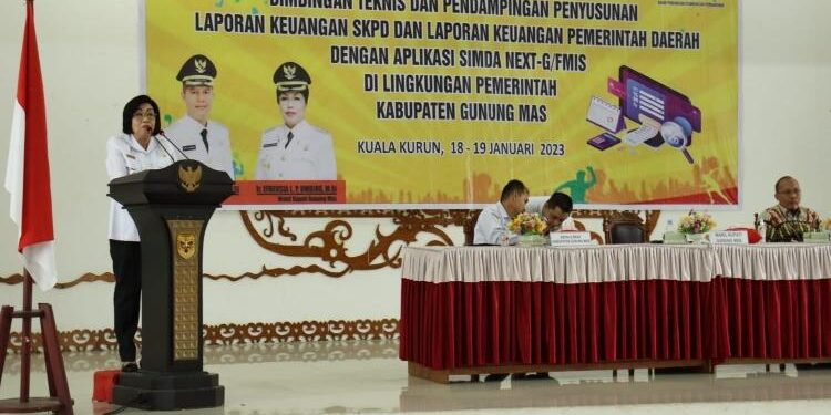 FOTO : SID/MATA KALTENG - Wakil Bupati Gumas Efrensia LP Umbing didampingi Kepala BKAD Hardeman, dan narasumber dari BPKP, saat membuka bimtek dan pendampingan penyusunan laporan keuangan SKPD dan pemerintah daerah, dengan aplikasi Simda Next-G/FMIS, di GPU Damang Batu, Rabu, 18 Januari 2023.