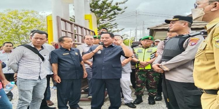 FOTO : SID/MATA KALTENG - Anggota DPRD Gumas Untung Jaya Bangas ketika menemui massa AMGM, Senin, 9 Januari 2023.
