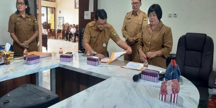 FOTO : SID/MATA KALTENG - Bupati Gumas Jaya Samaya Monong yang diwakili oleh Asisten II Setda Richard menyaksikan penandatanganan sertijab Kepala Disdikpora setempat, Selasa, 31 Januari 2023.