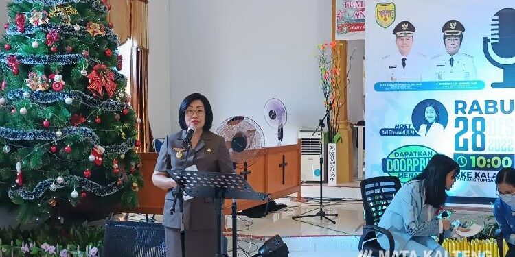 FOTO : DISKOMINFO SANTIK/MATA KALTENG - Wakil Bupati yang juga Ketua KPA Kabupaten Gumas Efrensia LP Umbing memberi arahan pada kegiatan talk show satukan langkah cegah HIV, semua setara, akhiri AIDS, di Gedung Gereja GKE Kalawa Tumbang Anjir, pekan lalu.