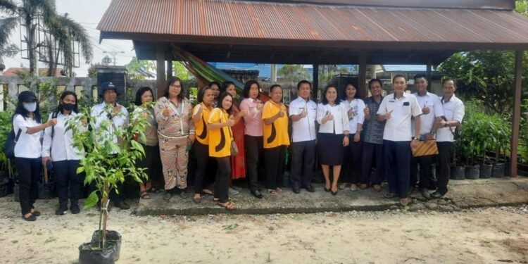 FOTO : SID/MATA KALTENG - Kepala Dinas Pertanian Kabupaten Gumas Letus Guntur didampingi Kabid Tanaman Pangan dan Hortikultura, Herianto, dan Lurah Kuala Kurun Wilna Elita, berfoto bersama dengan penerima bantuan tanaman cabe rawit siap panen di dalam polibag, Rabu, 11 Januari 2023.