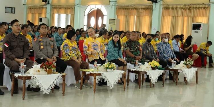 FOTO : DISKOMINFO/MATA KALTENG - Bupati Gumas Jaya Samaya Monong, dan Wakil Bupati Efrensia LP Umbing menghadiri rakor tata kelola pemerintahan optimalisasi penggunaan dana desa dan penguatan peran TP-PKK dalam percepatan penurunan stunting tahun 2023, di GPU Damang Batu, pekan lalu.