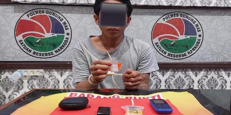 FOTO : BUDI UTOMO/MATA KALTENG - SW (32) saat berada di ruang pemeriksaan Satreskoba Polres Gumas, Minggu, 8 Januari 2023.