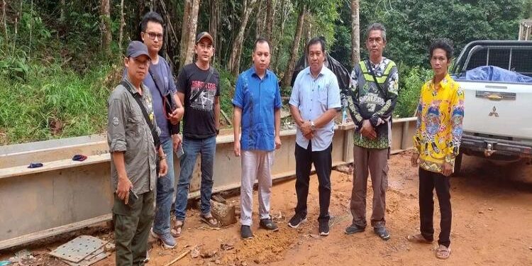 FOTO : EVANDI/MATA KALTENG - Anggota DPRD Gumas Evandi (tengah) didampingi Camat Miri Manasa Pridledi ketika meninjau salah satu jembatan di Kecamatan Miri Manasa, belum lama ini.