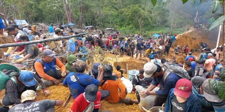 FOTO : WARGA/MATA KALTENG - Masyarakat beraktivitas mencari emas di Desa Sumur Mas, Kecamatan Tewah.
