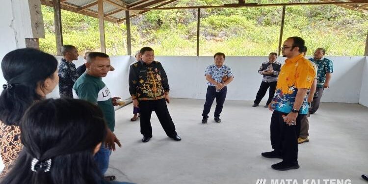 FOTO : LETUS GUNTUR/MATA KALTENG - Sekda Gumas Yansiterson bersama Kepala Dinas Pertanian Letus Guntur, saat meninjau RPHU di Kurun Seberang, Jumat, 6 Januari 2023.
