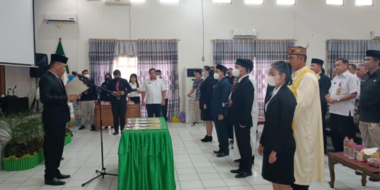 FOTO : SID/MATA KALTENG - Anggota PPK untuk pemilu 2024 dilantik dan diambil sumpah janji oleh Ketua KPU Kabupaten Gumas Stepenson, di aula kantor bappedalitbang, Rabu, 4 Januari 2023.