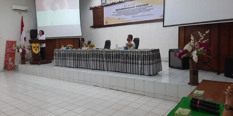 FOTO : SID/MATA KALTENG - Wakil Bupati Efrensia LP Umbing membuka bimtek persiapan dan strategi pengadaan barang/jasa pada tahun 2023.
