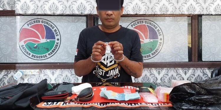 FOTO : SATRESKOBA POLRES GUMAS/MATA KALTENG - PJ (40) saat menunjukkan barang bukti sabu, di Kantor Satres Narkoba Polres Gumas, Senin, 16 Januari 2023.