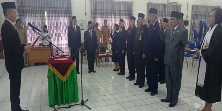 FOTO : SID/MATA KALTENG - Bupati Gumas Jaya Samaya Monong melantik dan mengambil sumpah dan janji pejabat eselon II, di aula kantor bappedalitbang, Senin, 30 Januari 2023.